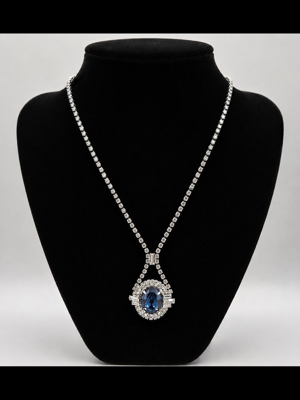 Vintage Sapphire Blue Rhinestone Pendant Necklace – Elegant Statement Piece